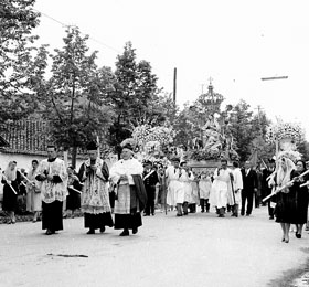 La processione del 6 maggio (negli anni cinquanta) in via Cavour a Sommariva del Bosco in provincia di Cuneo